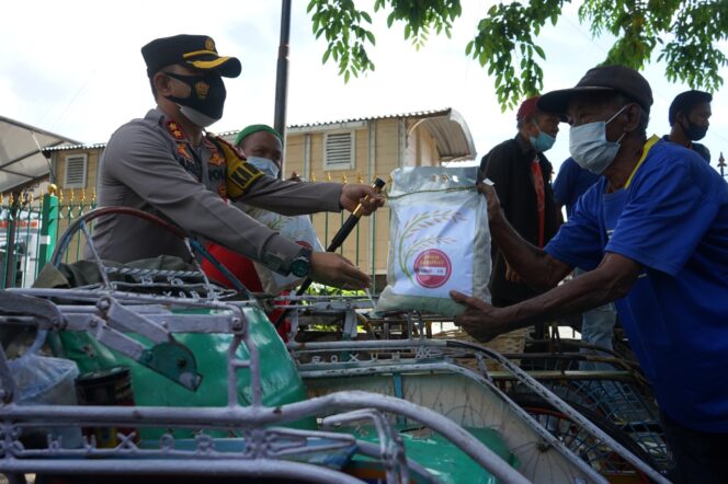 
Polres Probolinggo Kota Kembali Salurkan Bansos ke Masyarakat Terdampak PPKM