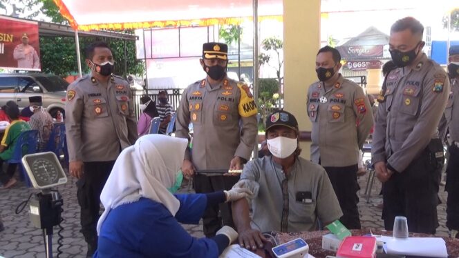 
Percepat Herd Immunity, Polres Probolinggo Sulap Polsek Jadi Gerai Vaksin