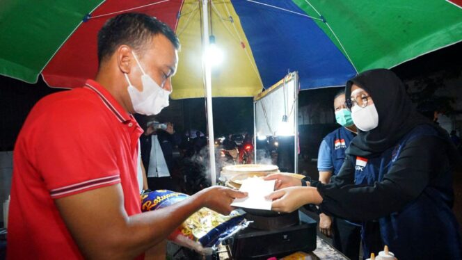 
Bupati Banyuwangi Bagikan Langsung Uang Konpensasi ke Ribuan PKL yang Terdampak PPKM Darurat