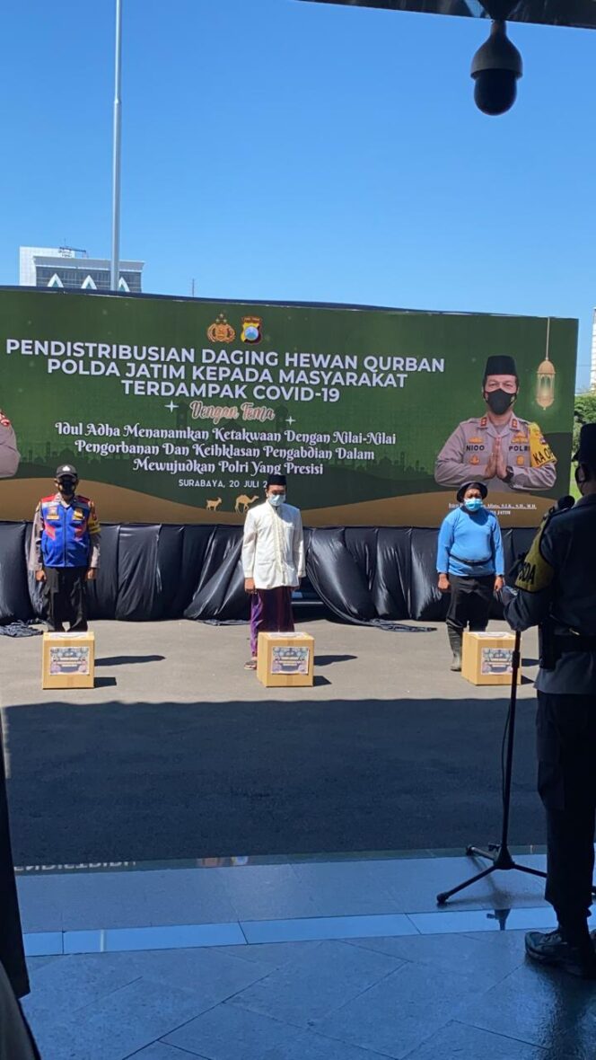 
Dengan Prokes Ketat, Polres Probolinggo Kota Salurkan Daging Kurban