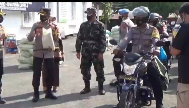 
Polres Probolinggo Kota Salukan 50 Ton Beras  ke Masyarakat Terdampak PPKM