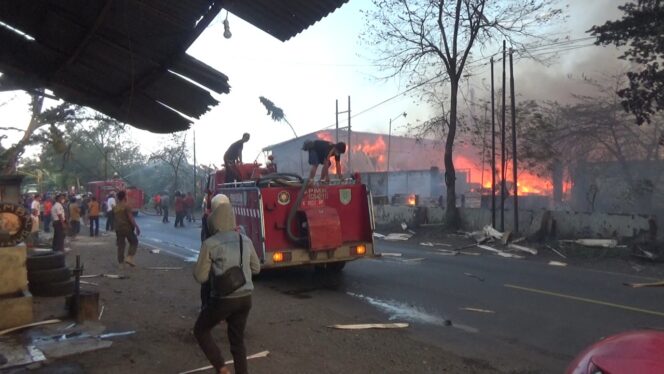 
Pabrik Kayu Terbakar Hebat, Serpihan Bara Api Teror Warga Setempat