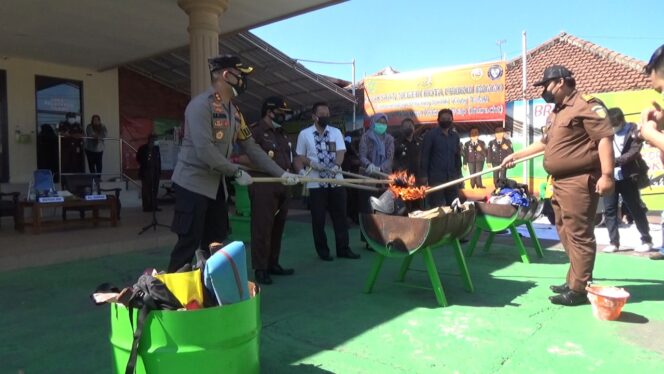 
Kejari Kota Probolinggo Musnahkan Ratusan Barang Bukti Hasil Ungkap