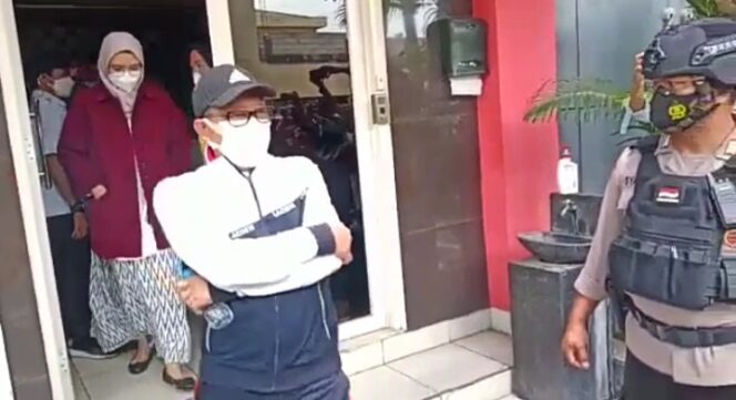 
Begini Detik-detik Penampakan Bupati Probolinggo dan Suami Saat Akan Diberangkatkan ke Kantor KPK