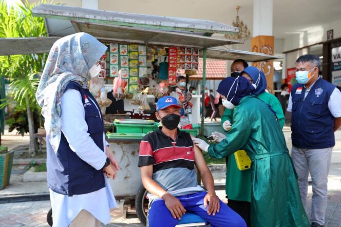 
Percepat Vaksinasi, Pemkab Banyuwangi Rekrut Ratusan Relawan Kesehatan Dokter-Perawat