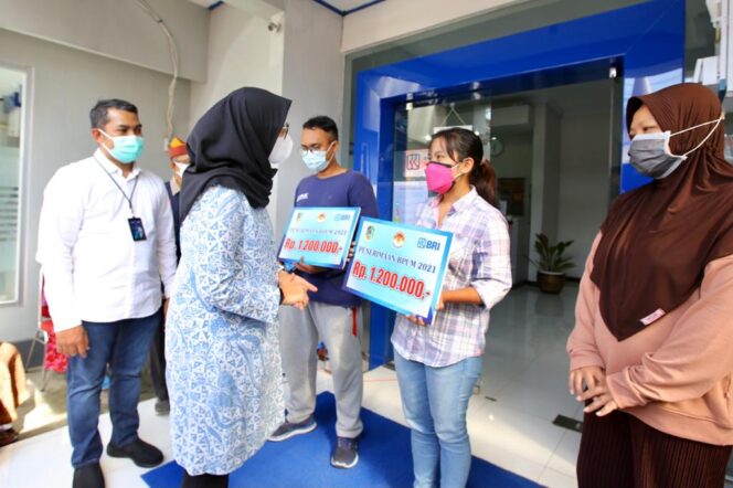 
Bupati Banyuwangi Serahkan Bantuan untuk Pelaku Usaha Mikro