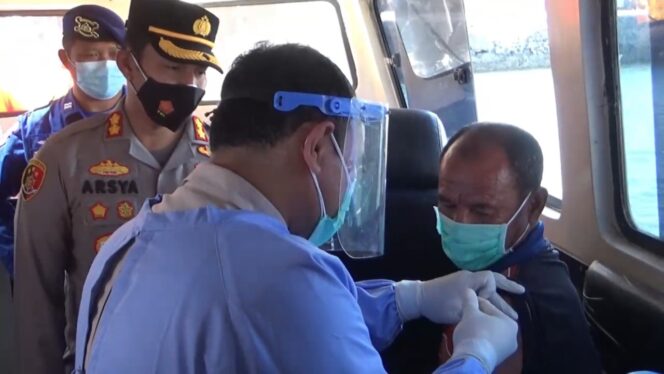 
Dengan Vaksinasi Terapung, Ini Ratusan Nelayan dan ABK di Probolinggo Tervaksin