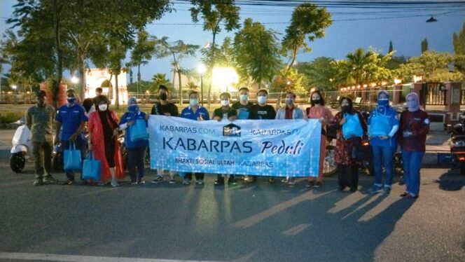 
Bersama Komunitas Moge dan Vespa, Kabarpas Bagikan Paket Sembako untuk PKL dan Tukang Becak