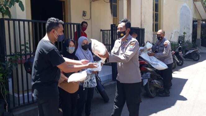 
Perpanjangan PPKM 4, Polisi Gencar Sosialisasikan Prokes dan Salurkan Bansos