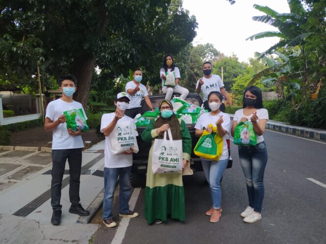 
F-PKB dan Garda Bangsa Banyuwangi Bagikan 1000 Paket Sembako untuk Waga Isoman