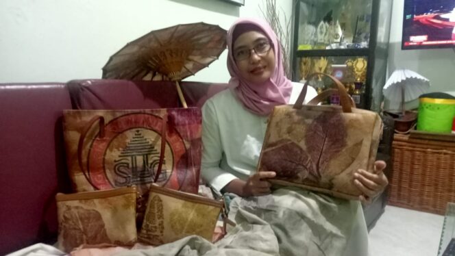 Inspiratif, Wanita Cantik di Banyuwangi Ini Sulap Limbah Bungkus Semen Jadi Produk Bernilai Jual Tinggi