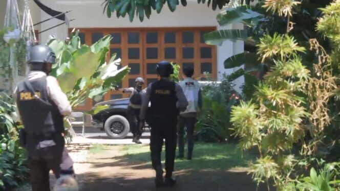 
KPK Geledah Rumah dan Kantor Bupati Probolinggo