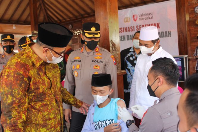 
Presiden Jokowi Saksikan Langsung Via Zoom Proses Vaksinasi  di Ponpes Nurul Qodim Probolinggo