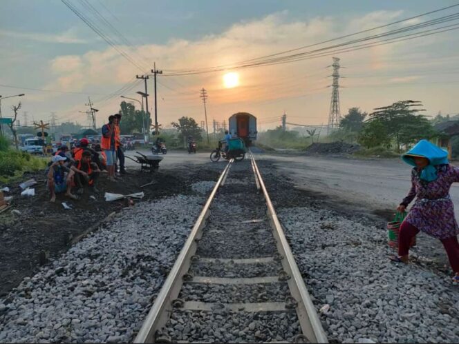 
Perbaikan Perlintasan di Jalan Bypass Mojokerto, KAI Daop 8 : Kami Mohon Maaf Perjalanan Anda Terganggu