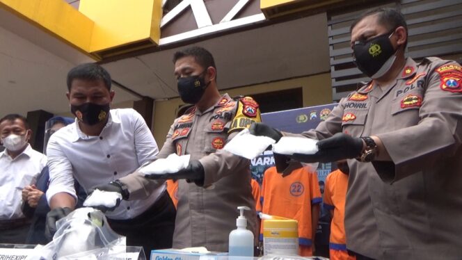 
Satnarkoba Polres Probolinggo Kota Gagalkan Pelaku Edar Sabu dengan Barang Bukti Setengah Kilo Gram