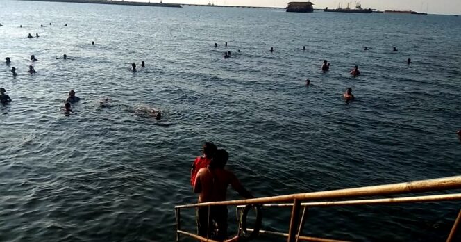 
Area Wisata Mandi Laut di Probolinggo Dibuka, Pengunjung Wajib Patuhi Prokes Ketat