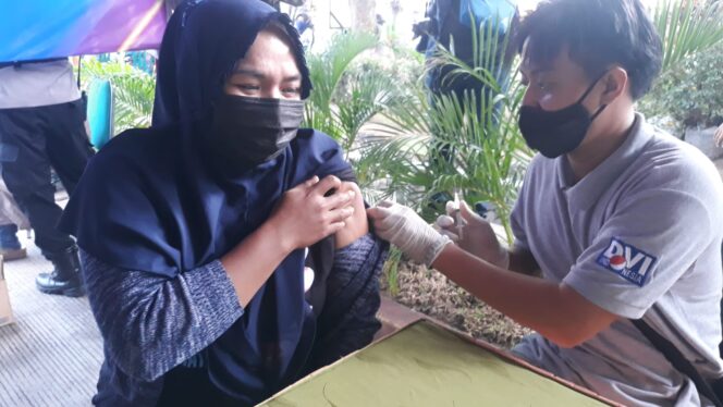 
Polres Probolinggo Kota Vaksinasi Pemulung dan Tuna Wisma di TPA