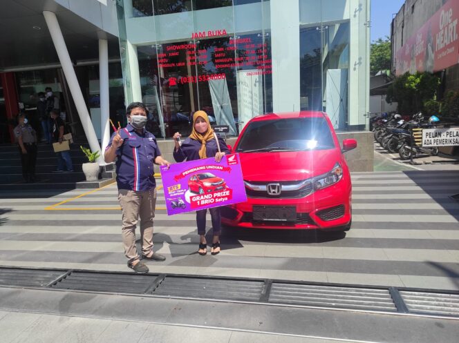 
MPM Honda Jatim Serahkan Mobil kepada Pemenang Undian #BTS (BeAT Triple Surprise)
