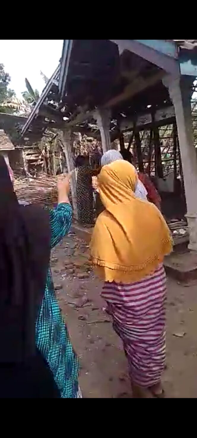 
Breaking News! Sejumlah Rumah Warga di Pekangkungan Pasuruan Rusak Terkena Ledakan