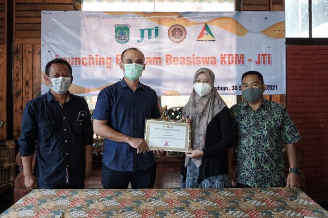 
KDM Luncurkan Beasiswa untuk Mahasiswa