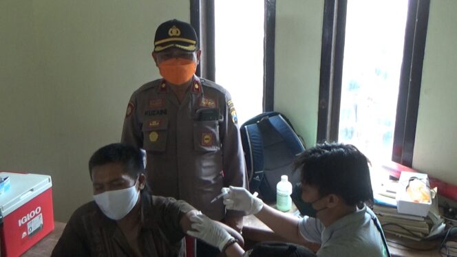 
Pemkot Probolinggo Gelar Serbuan Vaksin Keliling di Pasar Hewan