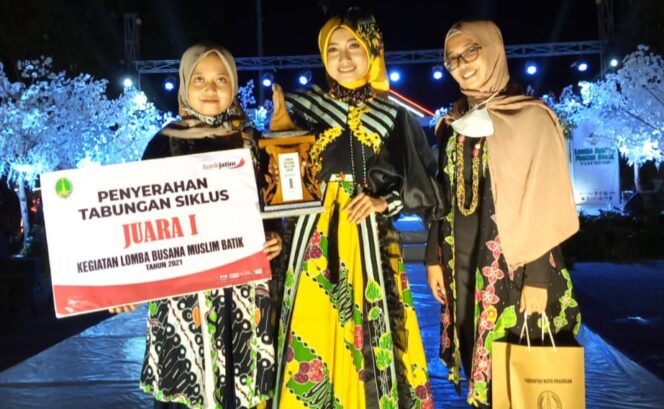 
Batik Tulis Karya Inayah Sabet Juara di Ajang Fashion Batik Muslimah 2021