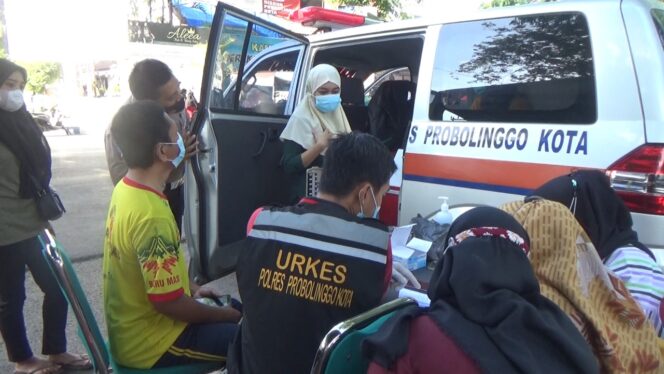 
Urkes Polres Probolinggo Kota Gelar Vaksinasi Sasaran Alun-Aun