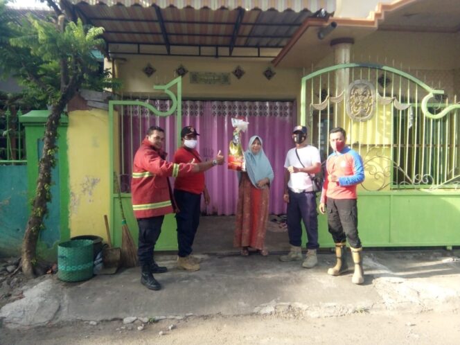 
Damkar Kota Probolinggo Amankan Sarang Tawon