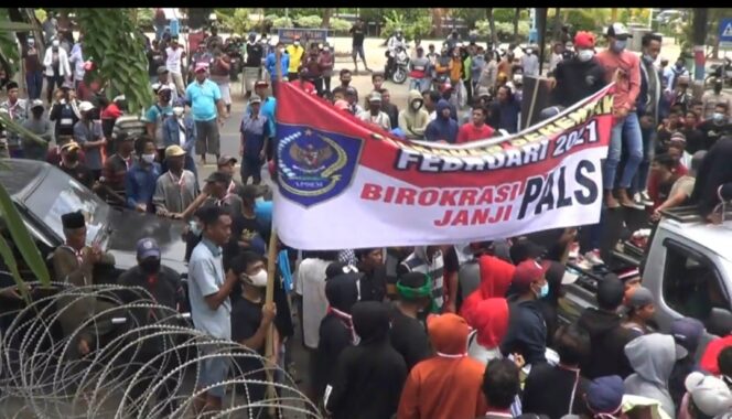 
Massa Demo Pemkab Probolinggo, Tuntut Pilkades Serentak Segera Digelar