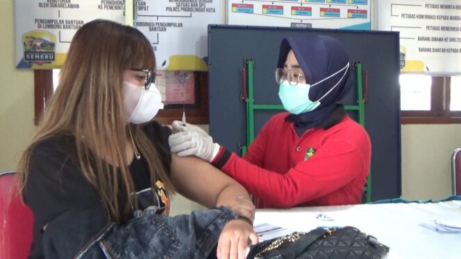 
Perpecepat Herd Immunity , Polsek Mayangan Gelar Vaksinasi Kliling di KTS Asabri