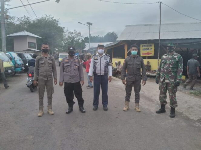 
Polsek Wonoasih Gencar Edukasi Taat Prokes di Pasar Hewan