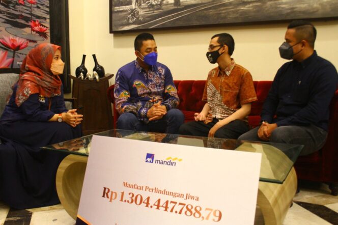 
AXA Mandiri Bayar Klaim Rp 1,304 Miliar ke Nasabah di Malang