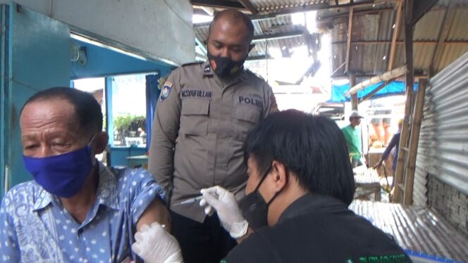 
Binmas Polres Probolinggo Kota Genjot Vaksinasi Sasaran Lansia