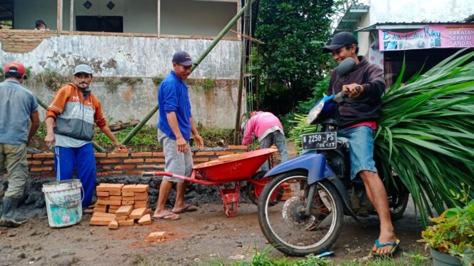 
Warga Kertosuko Keluhkan Adanya Bangunan yang Tutup Sebagian Akses Jalan Penghubung Tiga Dusun