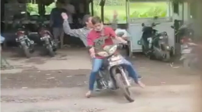 
Dikepung Warga, Maling Motor di Pasuruan Lempar Bondet