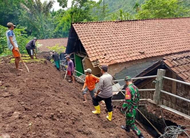 
Tanah Longsor Rusak 4 Rumah di Probolinggo