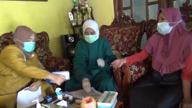 
Usir Rasa Ragu, Vaksinasi Lansia di Probolinggo Dilakukan di Rumah Warga