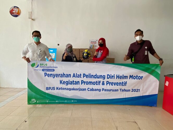 
BPJAMSOSTEK Pasuruan Bagikan Helm ke Perusahaan yang Patuh dan Tertib Administrasi Program BPJAMSOSTEK