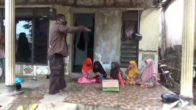 
Cara Unik Pemuda asal Probolinggo Ajak Warga Pelosok Cegah Covid Lewat Buku