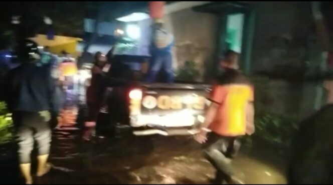 
Pohon Tua Roboh Akibat Hujan Deras, Puluhan Personil Dikerahkan