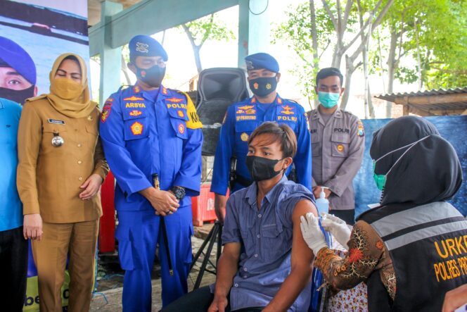 
HUT Polairud ke-71, Polres Probolinggo Gelar Vaksinasi dan Baksos di Kampung Nelayan Tangguh