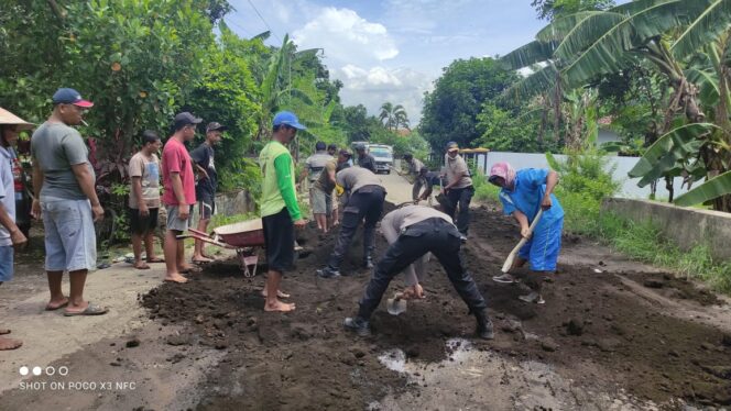 
Sigap, Polres Probolinggo Bantu Perbaiki Jalan Rusak yang Sempat Ditanami Padi