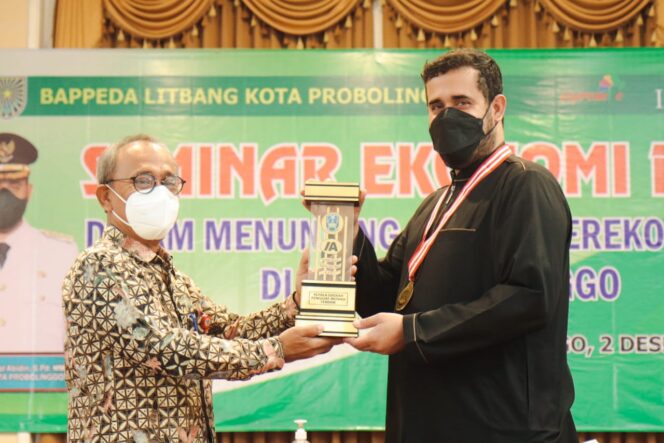 
Wali Kota Probolinggo Habib Hadi Dapat Penghargaan Kepala Daerah Penggiat Inovasi Terbaik Jatim