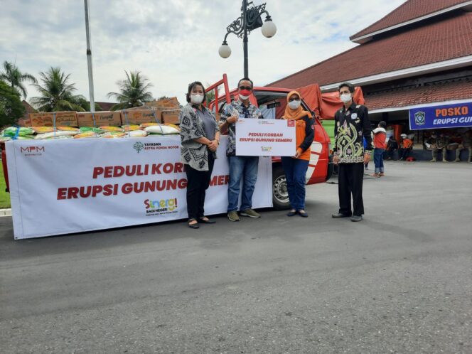 Erupsi Semeru, Yayasan AHM dan MPM Honda Jatim Salurkan Bantuan untuk Korban Pengungsian