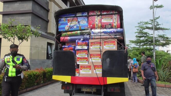 
Polresta Sidoarjo Kirim Ratusan Paket Sembako untuk Korban Erupsi Semeru