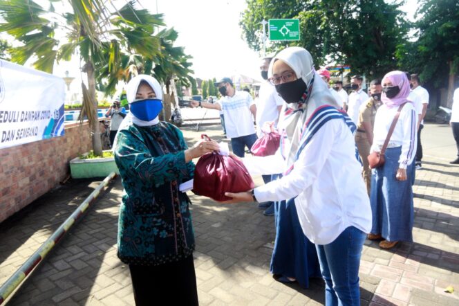 
Ikatan Alumni Pendidikan Tinggi Kepamongprajaan Bagi Masker dan Edukasi Prokes Ke Masyarakat