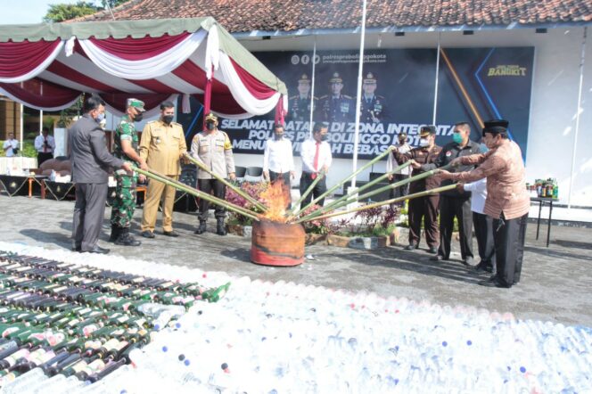 
Lawan Narkoba, Ribuan Miras dan Pil Koplo  Dimusnakan