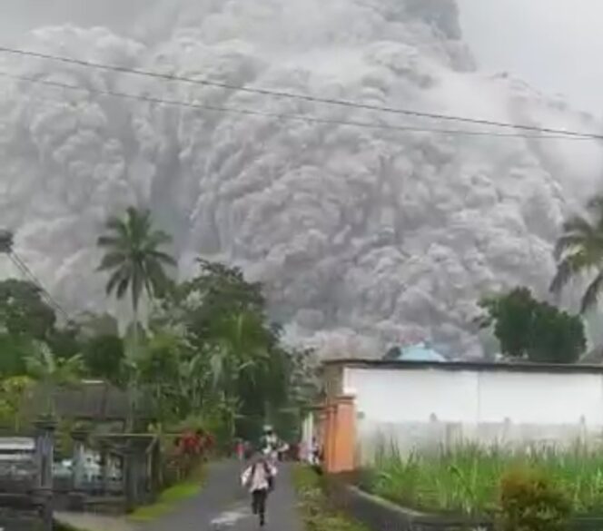 
Gunung Semeru Muntahkan Abu Vulkanik, Warga Mengungsi hingga Jembatan Gladak Perak Putus