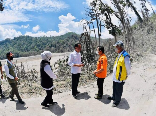 
Tiba di Lokasi Terdampak Erupsi Semeru, Jokowi Sampaikan Pemerintah Akan Relokasi Rumah Warga yang Rusak