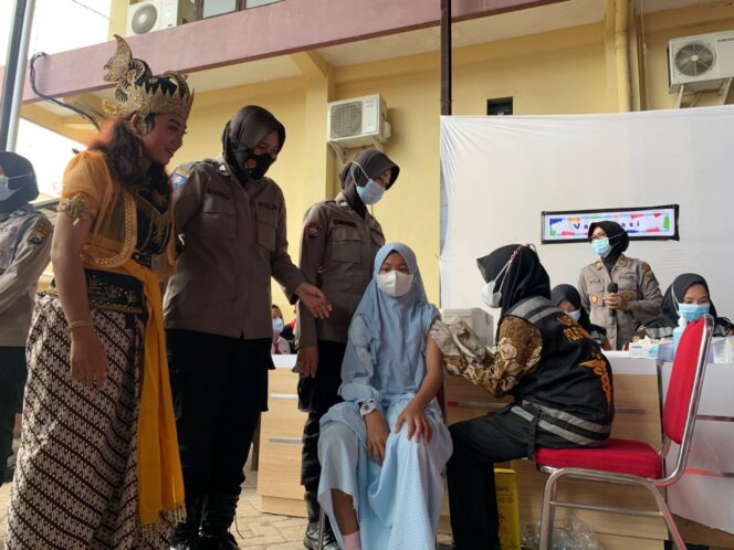 
Tangkal Rasa Takut, Polres Probolinggo Datangkan Gatot Kaca Temani Anak-anak Vaksin